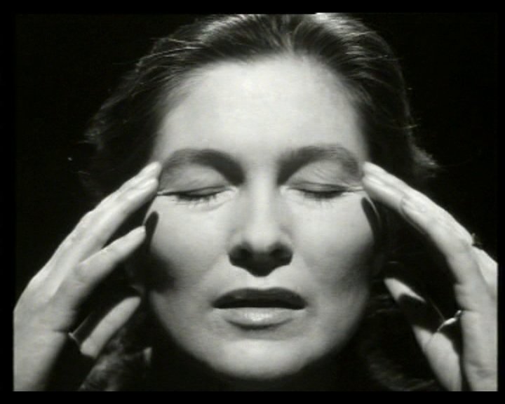 Schwarz-Weiß-Foto einer Frau mit geschlossenen Augen, die entspannt ihre Schläfen hält.