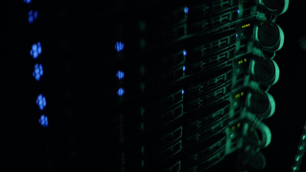 Dunkle Serverreihe mit strahlend blauen und grünen LEDs.