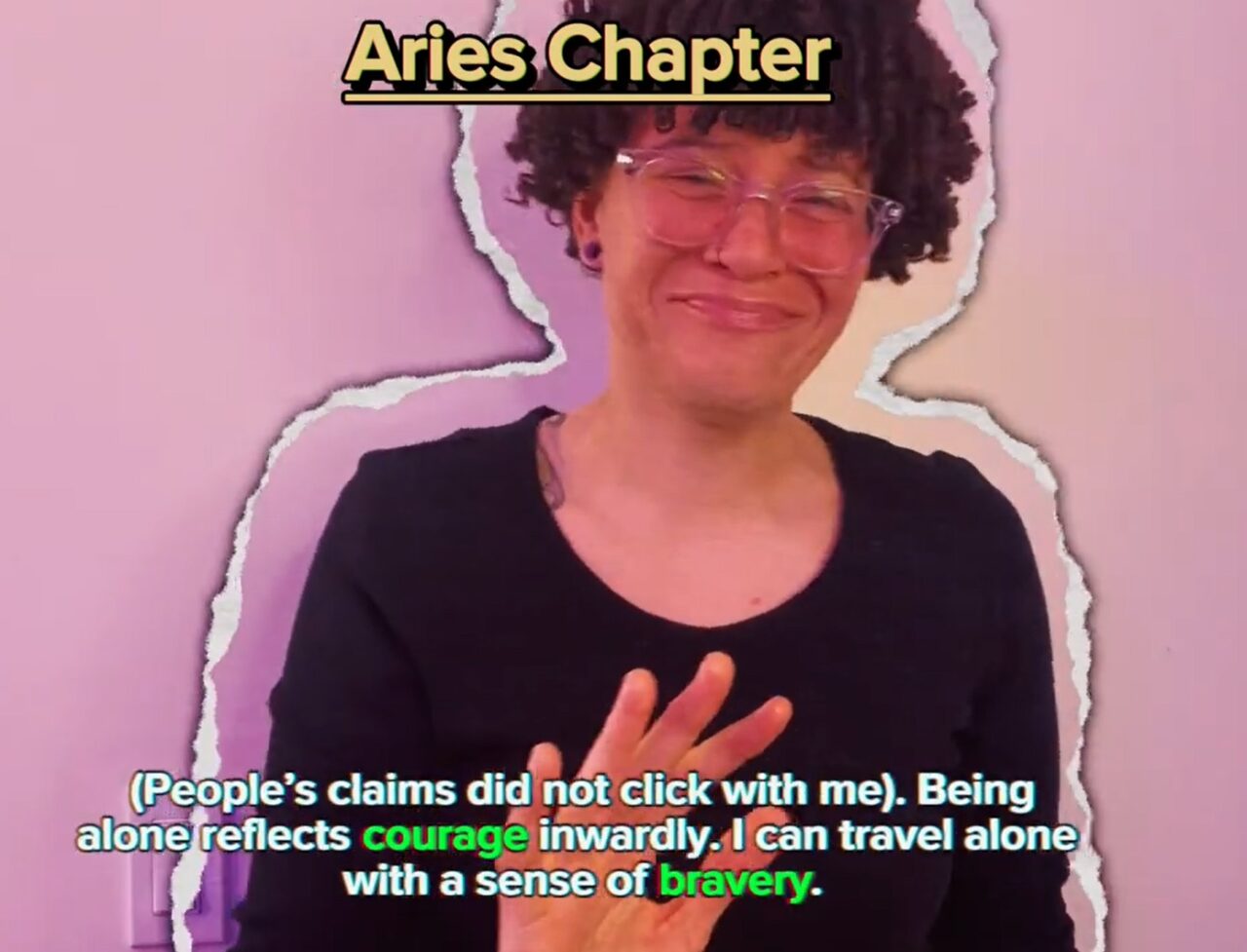 Person mit Brille lächelt und spricht über Mut, Einsamkeit und Selbstfindung, Titel: „Aries Chapter“.