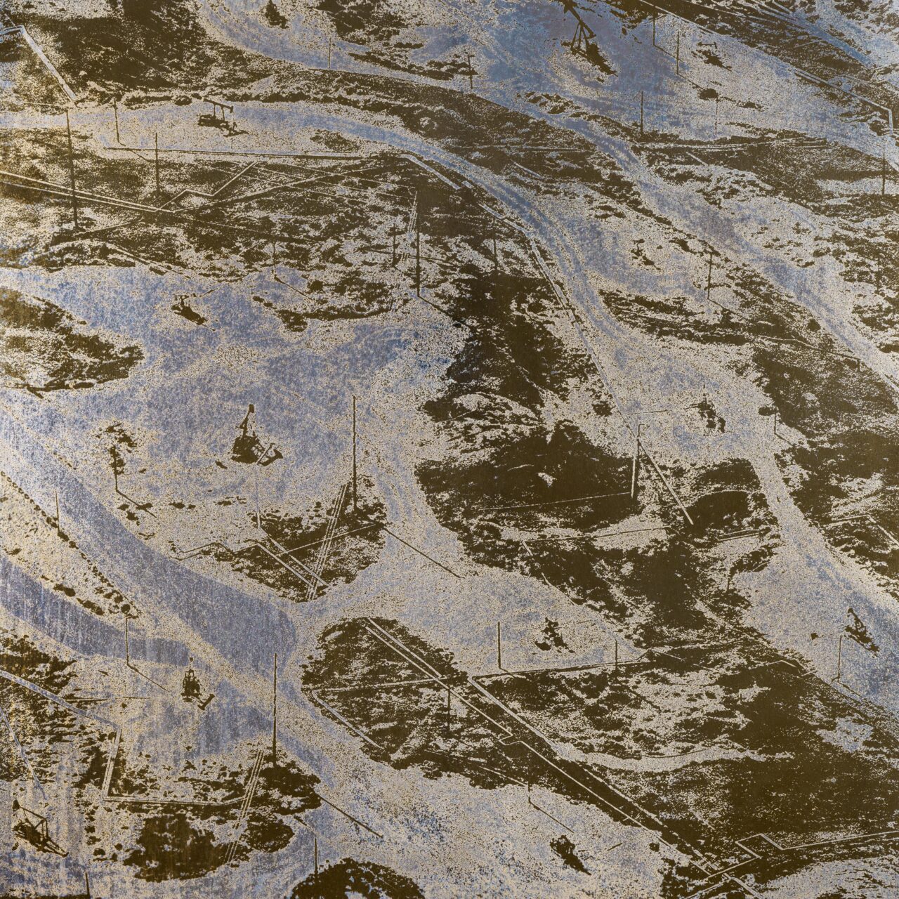 Muster aus braunem und bläulichem Material, das natürliche Landschaften wie Flüsse und Berge darstellt.