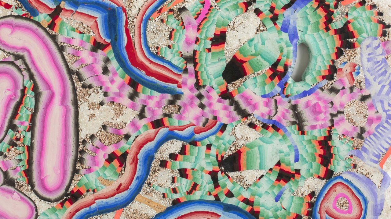 Bunte, abstrakte Muster mit geschwungenen Linien in Pink, Grün und Blau auf hellem Hintergrund.