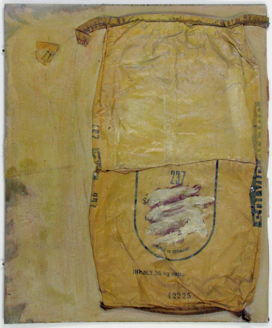 Kunstwerk mit strukturierter gelber Fläche und zwei Säcken auf einem tristen Hintergrund.