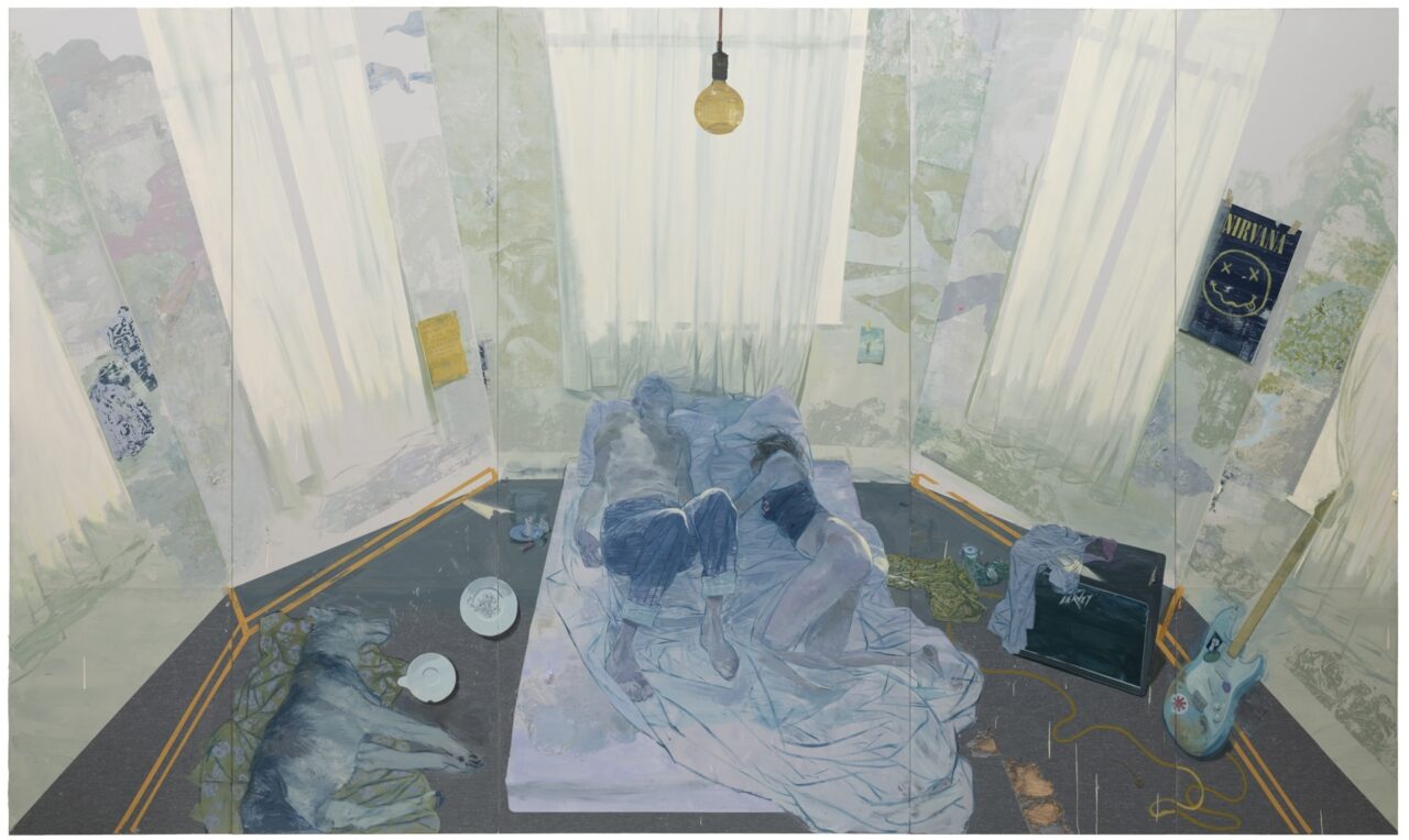 Helles Zimmer mit Bett, Vorhängen und diversen Gegenständen auf dem Boden in beruhigenden Blautönen.