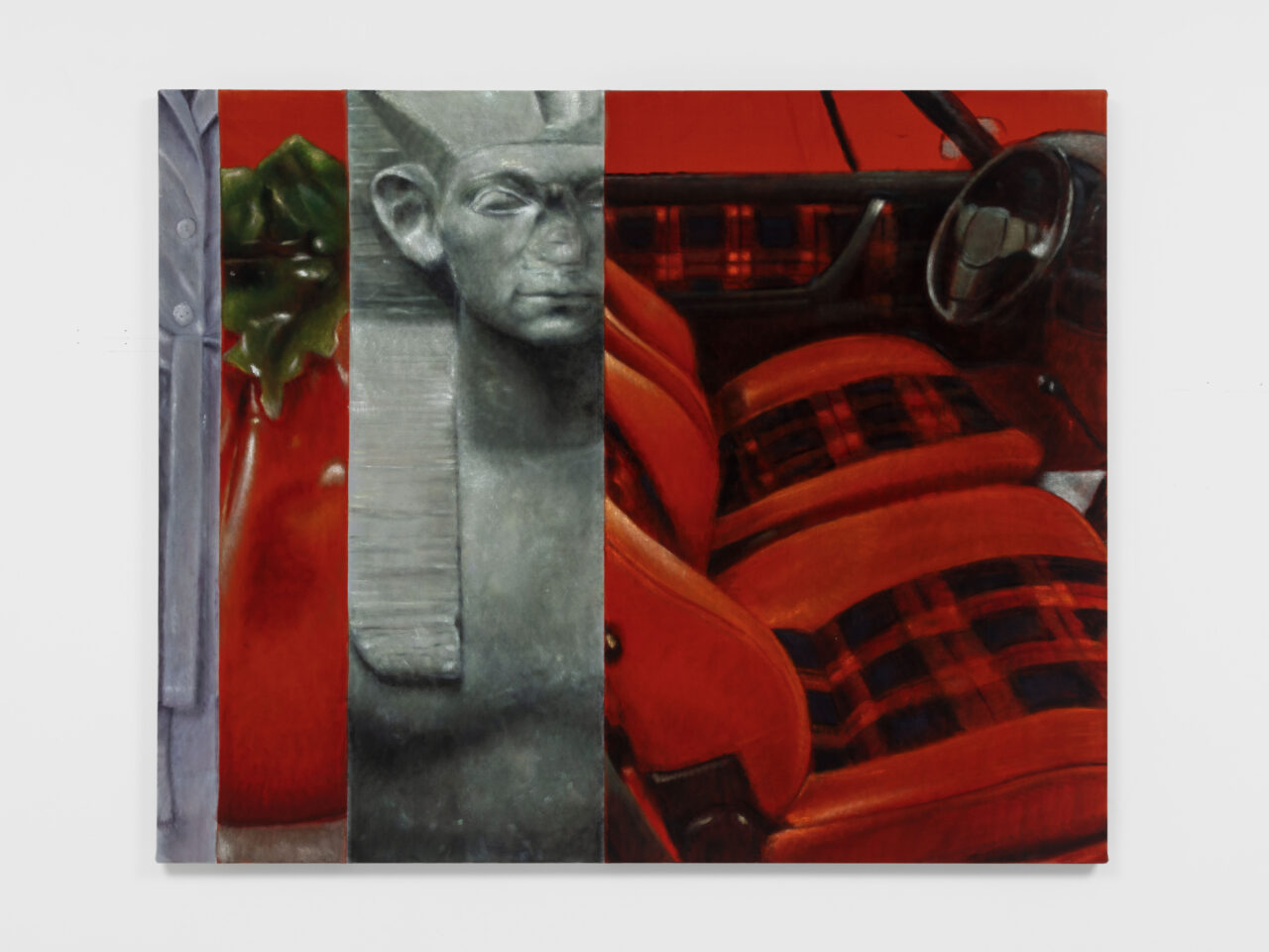 Kunstwerk mit einer Sphinx-Skulptur, roten Autositzen und einer Pflanze vor einem roten Hintergrund.