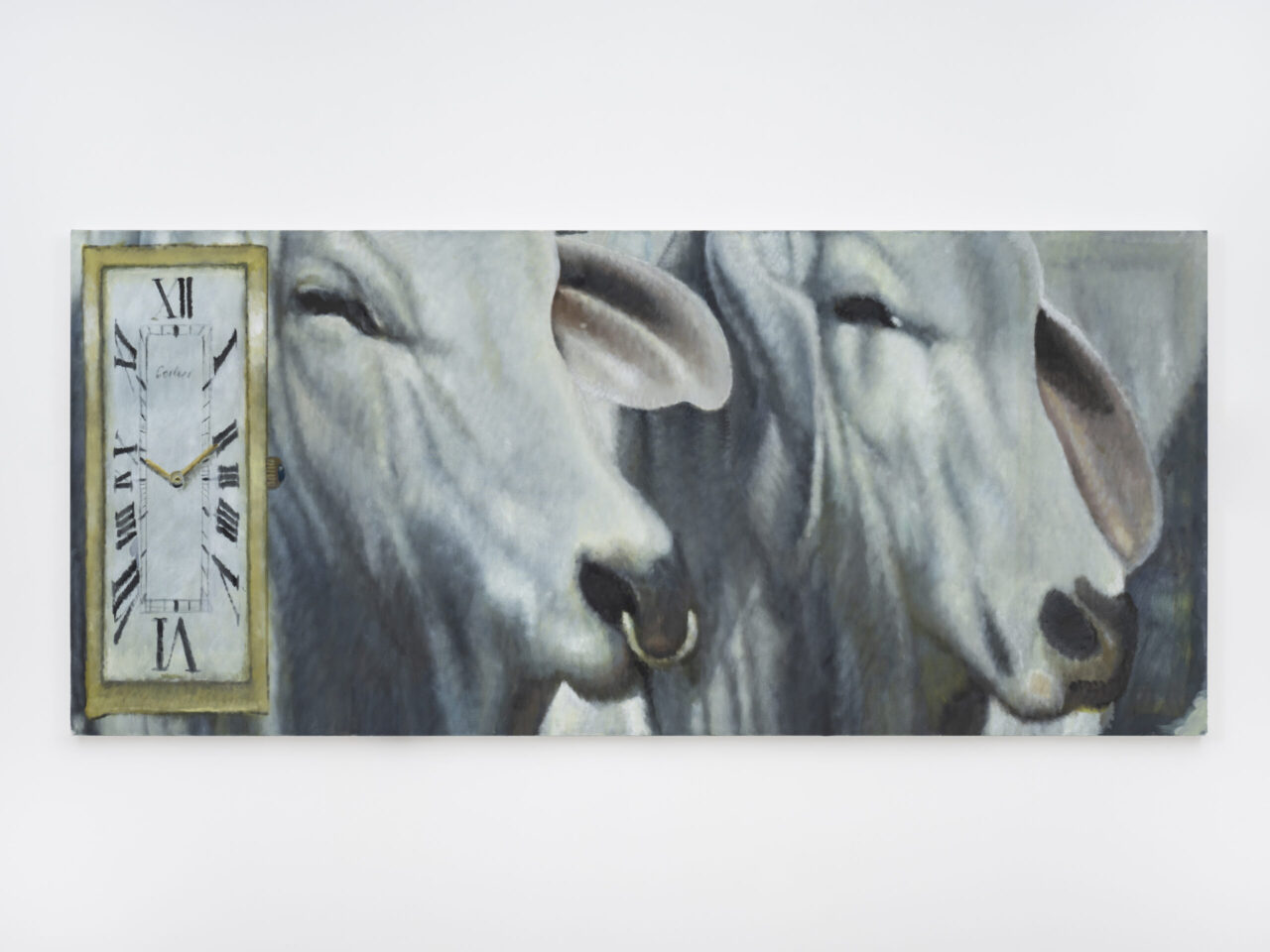 Zwei weiße Kühe neben einer großen Wanduhr mit römischen Ziffern auf einem gemusterten Hintergrund.