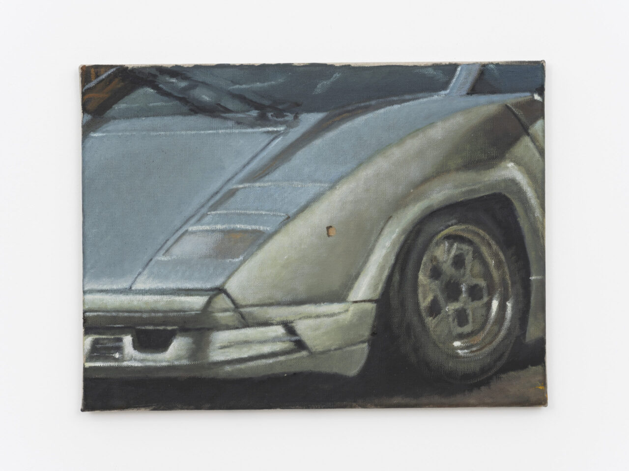 Nahaufnahme eines silbernen Sportwagens mit auffälligen Linien und elegantem Design.