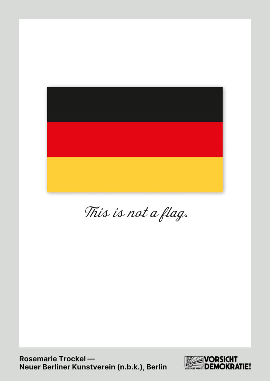 Kunstwerk von Rosemarie Trockel mit deutscher Farbkomposition und dem Text &bdquo;Das ist keine Flagge.&ldquo;