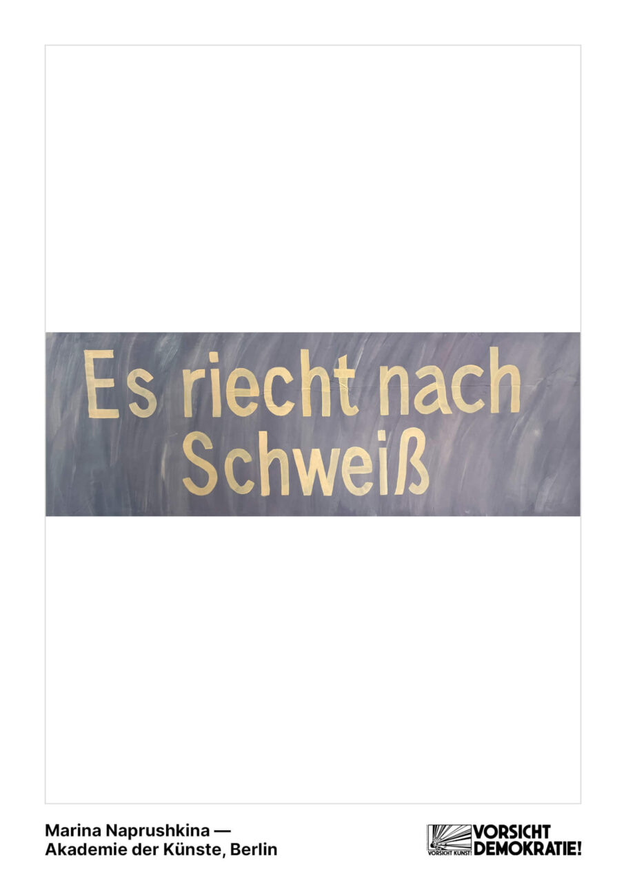 Kunstwerk von Marina Naprushkina mit der Aufschrift "Es riecht nach Schwei&szlig;" auf grauem Hintergrund.