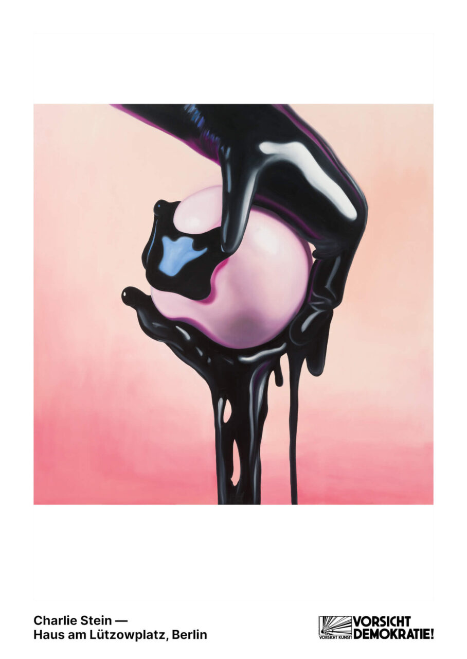 Eine Hand in schwarzem Latex h&auml;lt eine rosa Kugel, die mit schwarzer Fl&uuml;ssigkeit bedeckt ist, vor einem rosafarbenen Hintergrund.