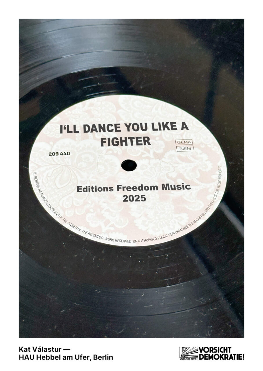Schwarze Schallplatte mit wei&szlig;em Label, Titel &bdquo;I'LL DANCE YOU LIKE A FIGHTER&ldquo;, Edition Freedom Music, 2025.