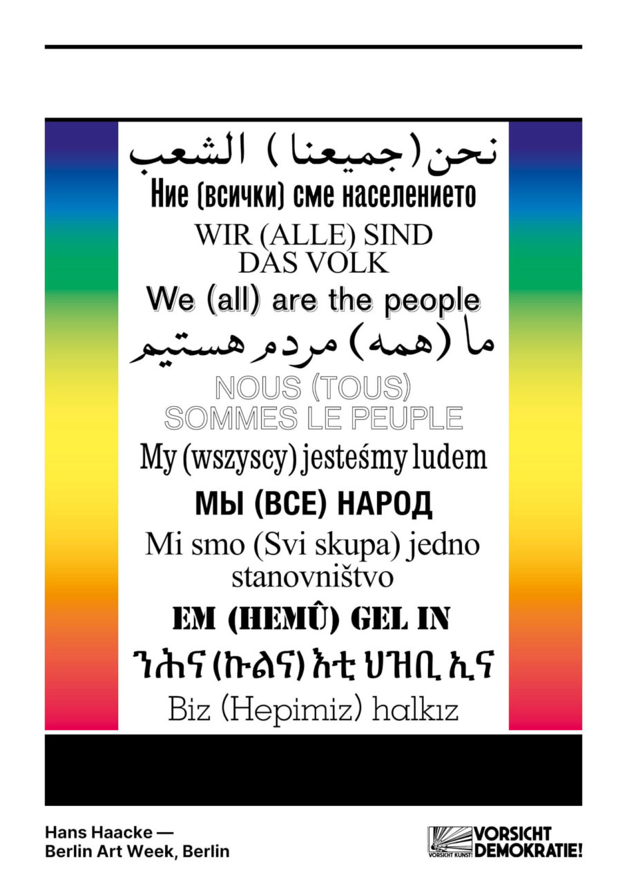 Mehrsprachiges Plakat mit dem Slogan "Wir (alle) sind das Volk" in unterschiedlichen Sprachen.