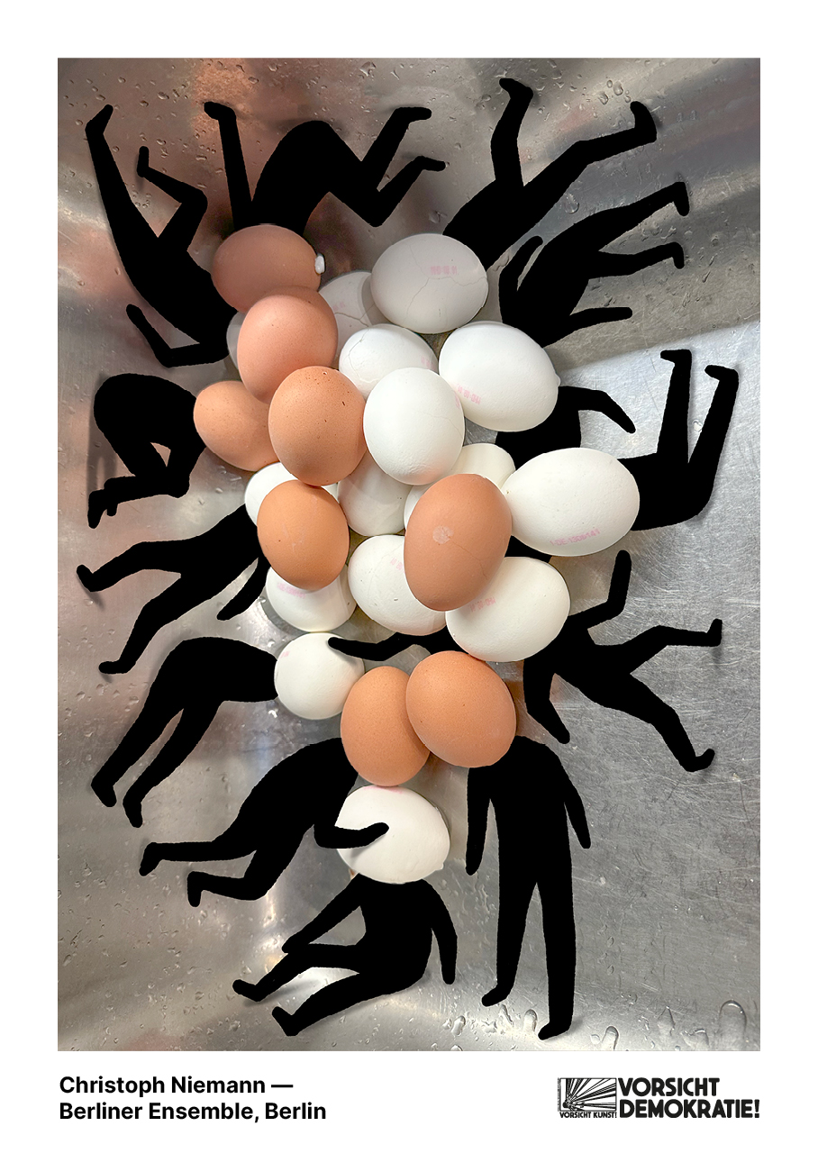 Eier in einem Metallbeh&auml;lter, umgeben von stilisierten Schwarzfiguren, die eine humorvolle Komposition schaffen.