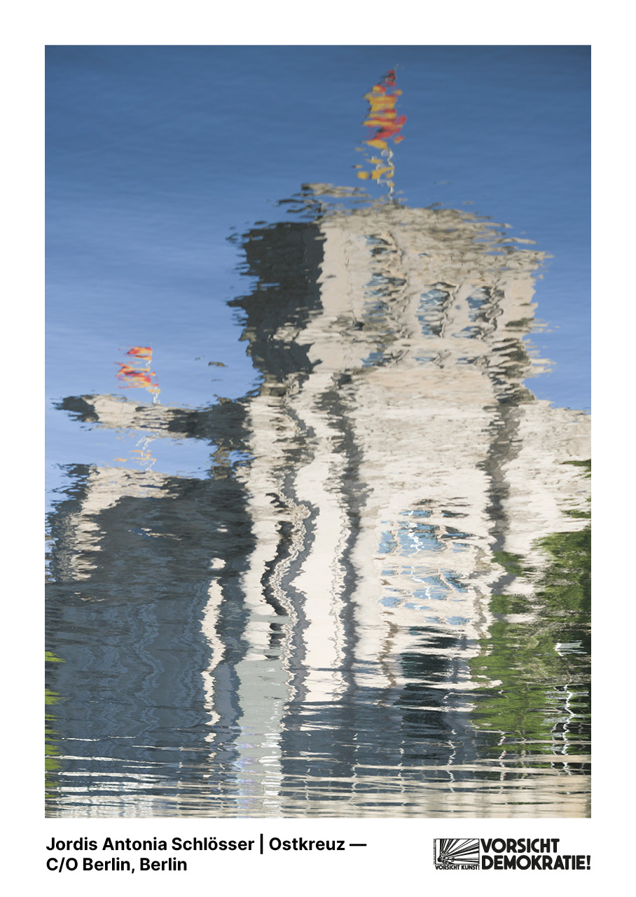Reflexion eines Geb&auml;udes im Wasser, umgeben von sanften Farbt&ouml;nen und subtilen Bewegungen.