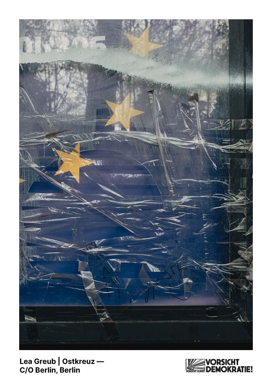 Abgedunkelte Fenster mit einem blauen Hintergrund, Sternen und transparentem Plastik, das die Sicht behindert.