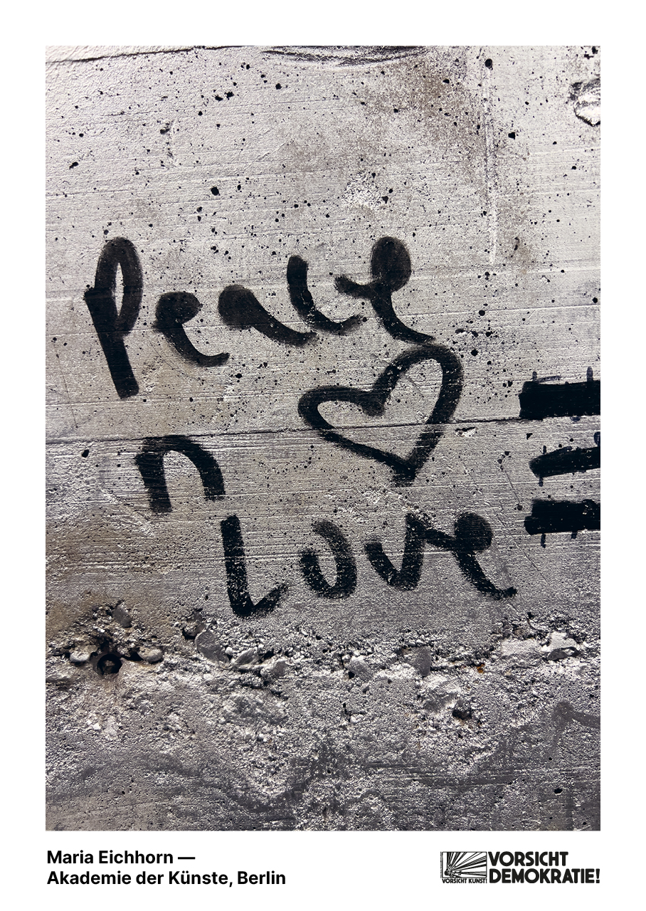 Graffiti mit den Worten &bdquo;Peace n Love&ldquo; auf einer betonierten Wand, k&uuml;nstlerisch gestaltet.